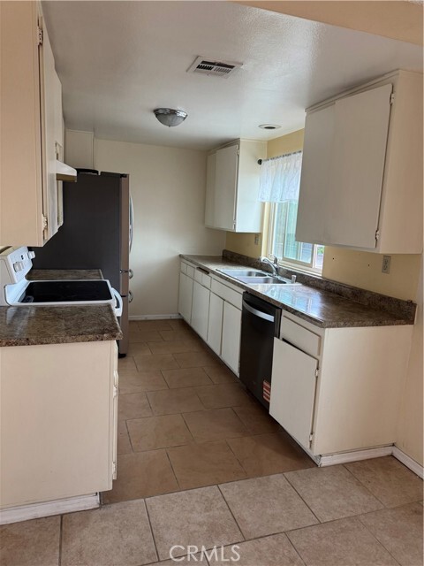 Building Photo - 1130 W Huntington Dr