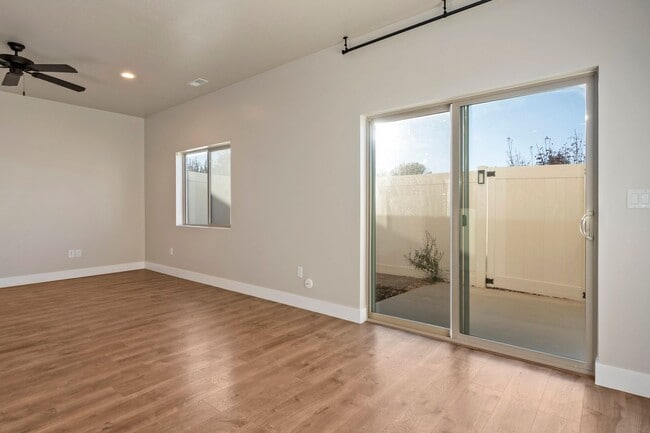 Building Photo - ** Move-In Bonus!** 3 Bed 2.5 Bath Townhome off Main Street