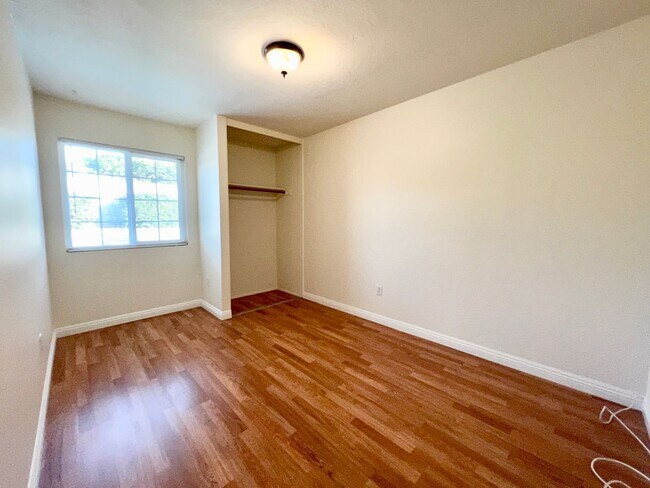 Building Photo - Beautiful 5 BD/2BA w/ Attached Garage & Sw...