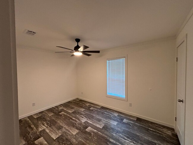 Building Photo - Move in special $500 off first months rent !