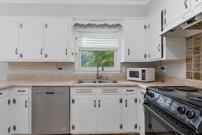 Building Photo - Charming ranch - style home in an unbeatab...