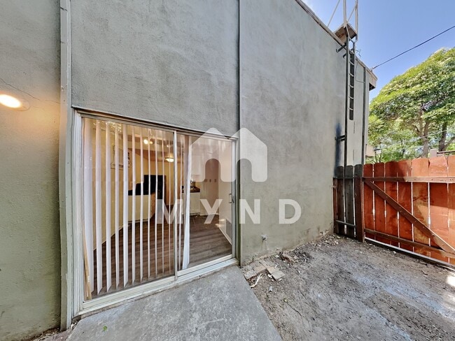 Building Photo - 2418 T St Apt 5