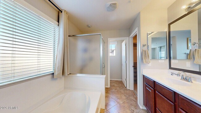 Building Photo - 3272 E Meadowview Dr