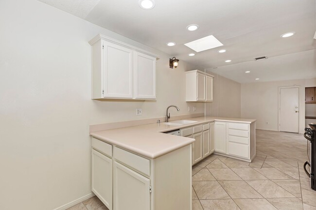 Building Photo - Gorgeous 2 bedroom, 2 bath in the hills ab...