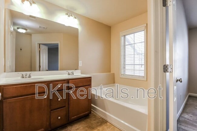 Building Photo - 6685 Story Cir