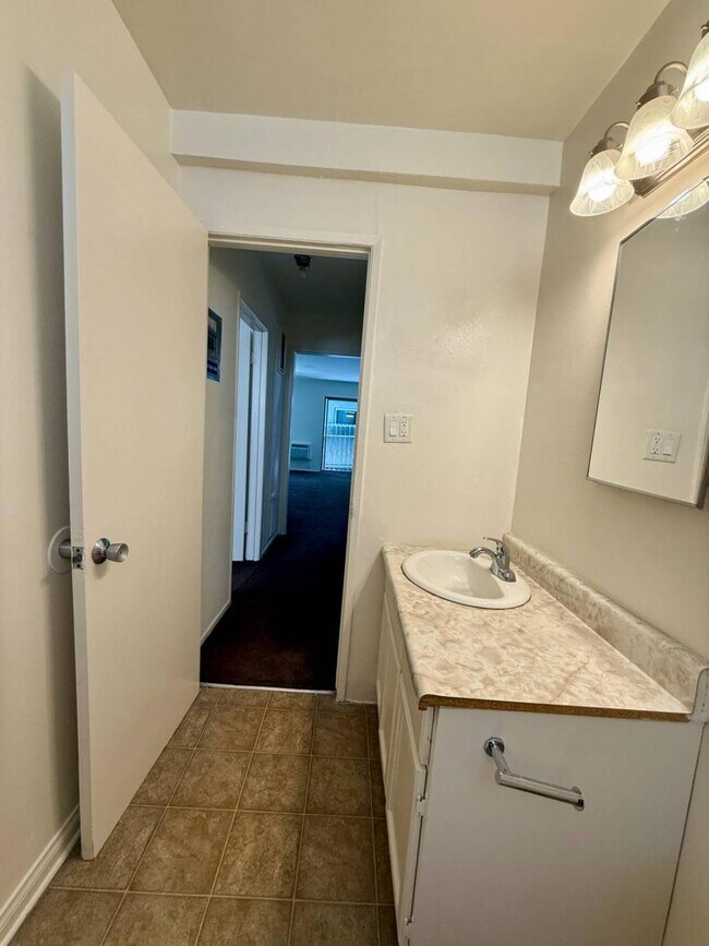 Building Photo - 1.0 bedroom in Canoga Park California 91304