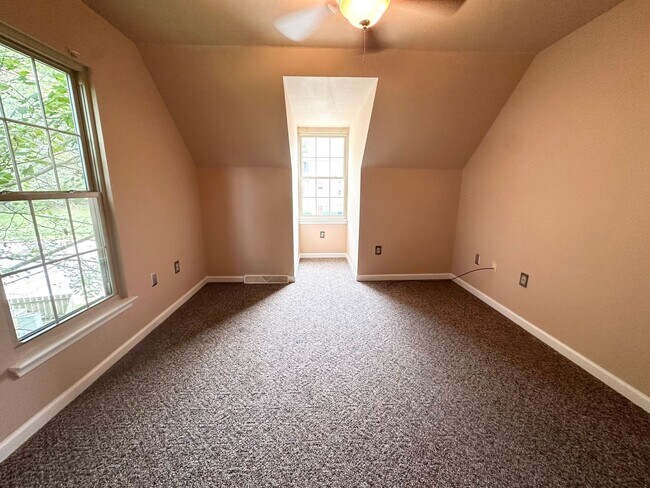 Building Photo - 1114 Skyview Dr