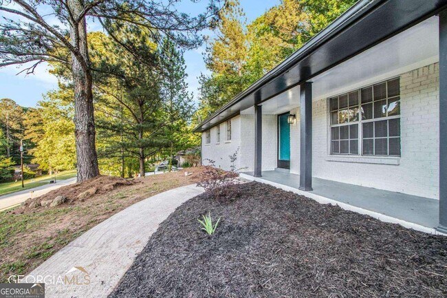 Building Photo - 2243 7 Oaks Cir