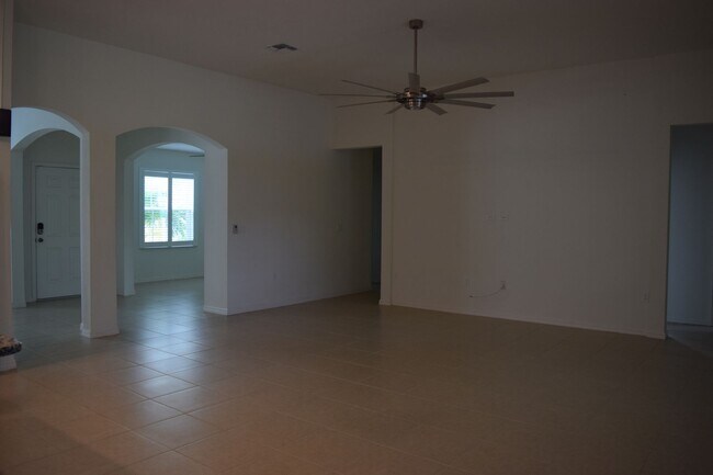 Building Photo - Gorgeous & Tropical 4 bedroom 3 Bath