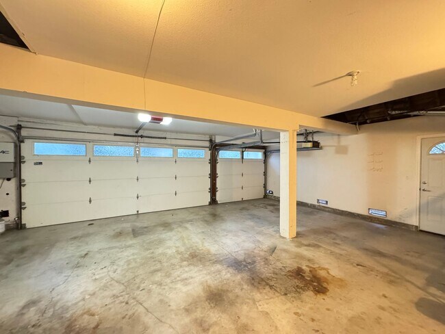 Building Photo - Stunning 5Bd/3.5Ba Home in Laguna Hills with a Pool and Elevator!