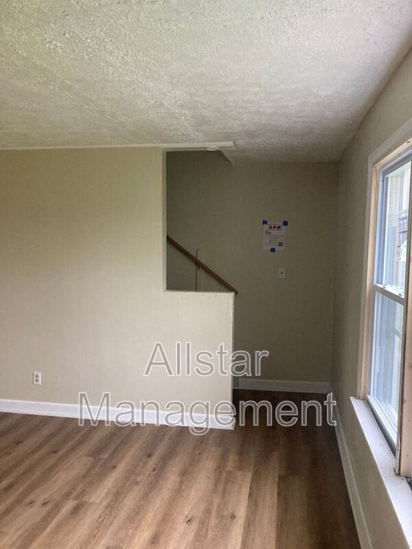 Building Photo - 938 S Central Dr
