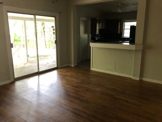 Building Photo - 4 Bed/ 2 bath House with Fenced Yard!! Available August 2026!