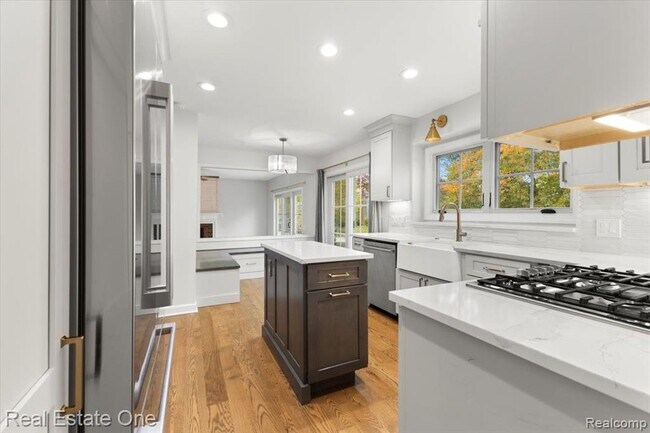 Building Photo - 1568 Grandview Dr