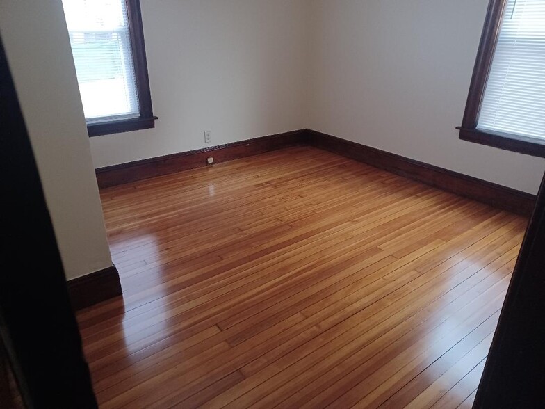 Rear BR view 1 - 827 Carew St