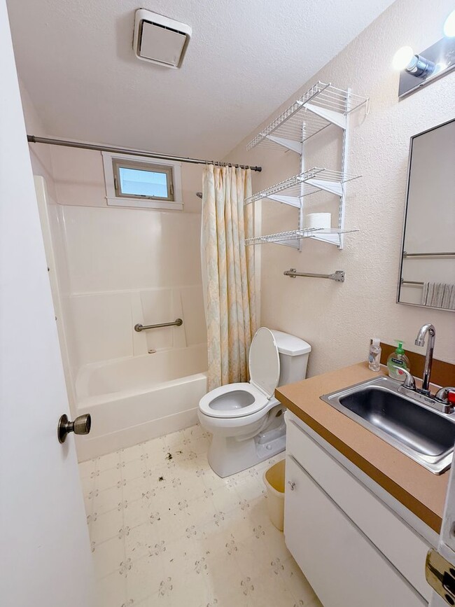 Building Photo - Charming Roosevelt Neighborhood House! - 2...