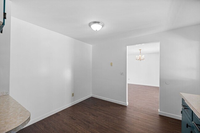 Building Photo - 806 S Adams Rd