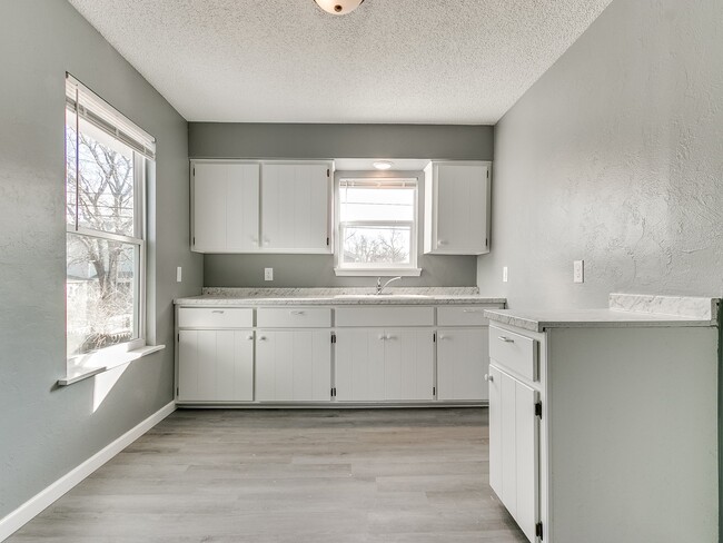 Building Photo - 615 N Kickapoo Ave