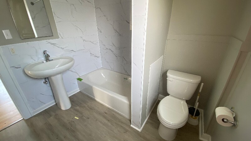 Building Photo - 1153 Roslyn Ave SW