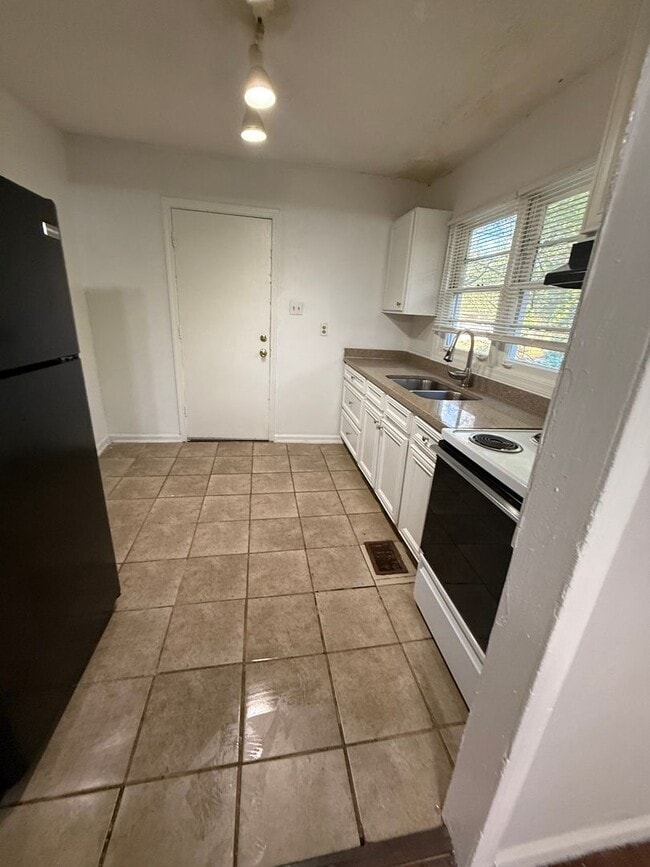 Building Photo - Charming 3 Bedroom Home on Secluded Street – Available Now!