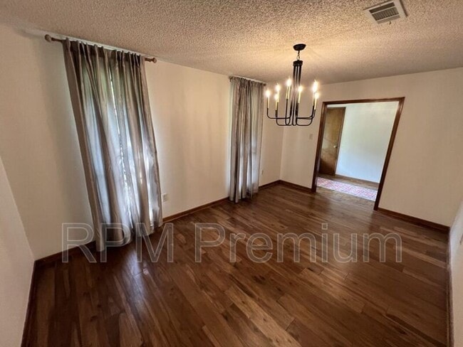 Building Photo - 13936 Cayuga Dr