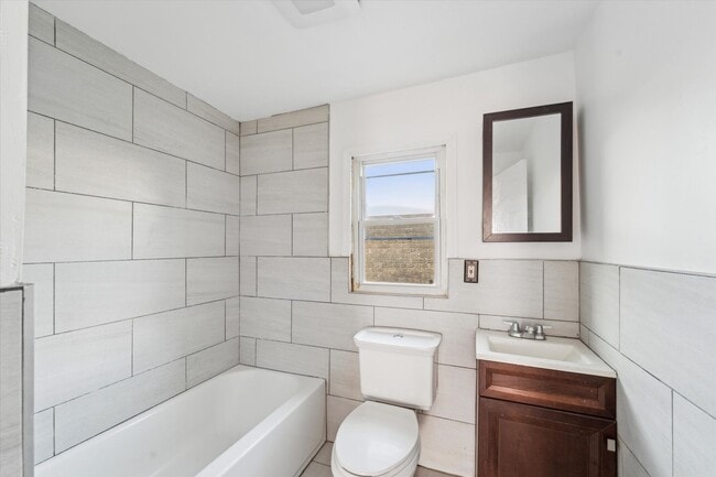 Building Photo - 2 Bedroom House North Philly