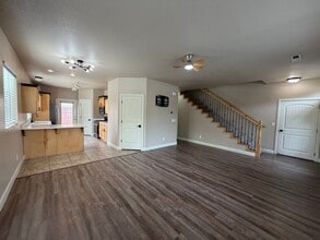 Building Photo - SPACIOUS TOWNHOME FOR RENT!