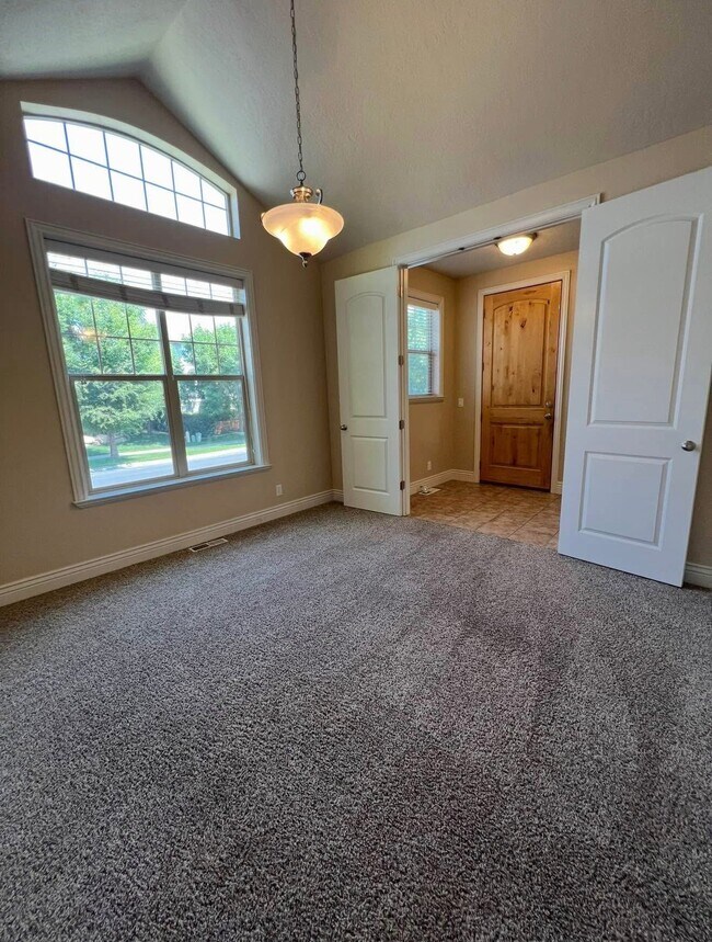Building Photo - 2049 Sunflower Ln