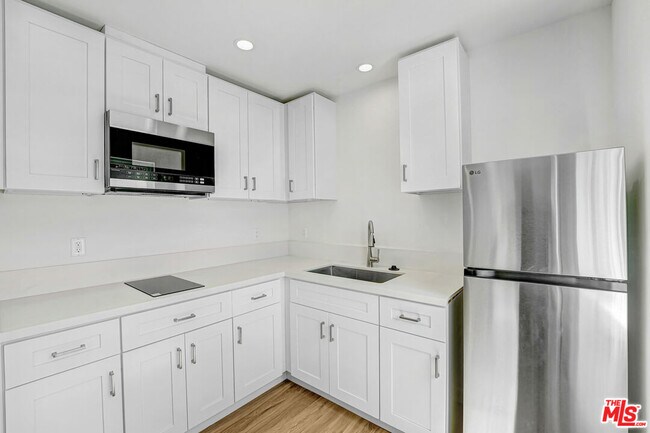 Building Photo - 2615 Carmona Ave