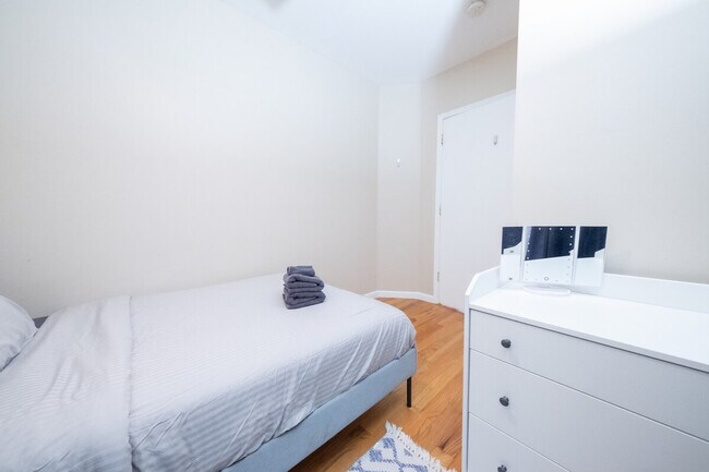 Building Photo - 230 W 113th St