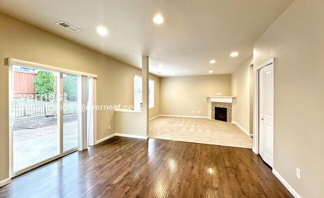 Building Photo - 5 Bed/3 Bath Home with Garage & Fenced Yar...