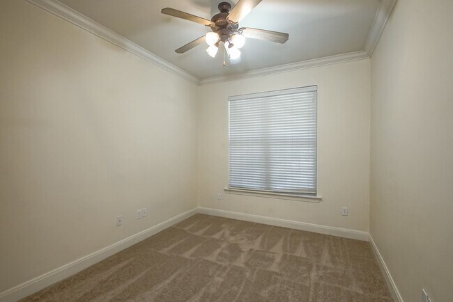 Building Photo - 10600 Lakes Blvd