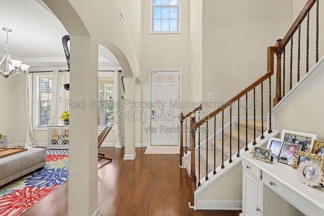 Building Photo - 747 Coralbell Way