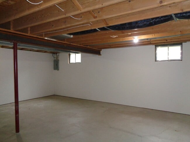 Building Photo - Spacious 3-Bedroom Home with Fenced Yard –...