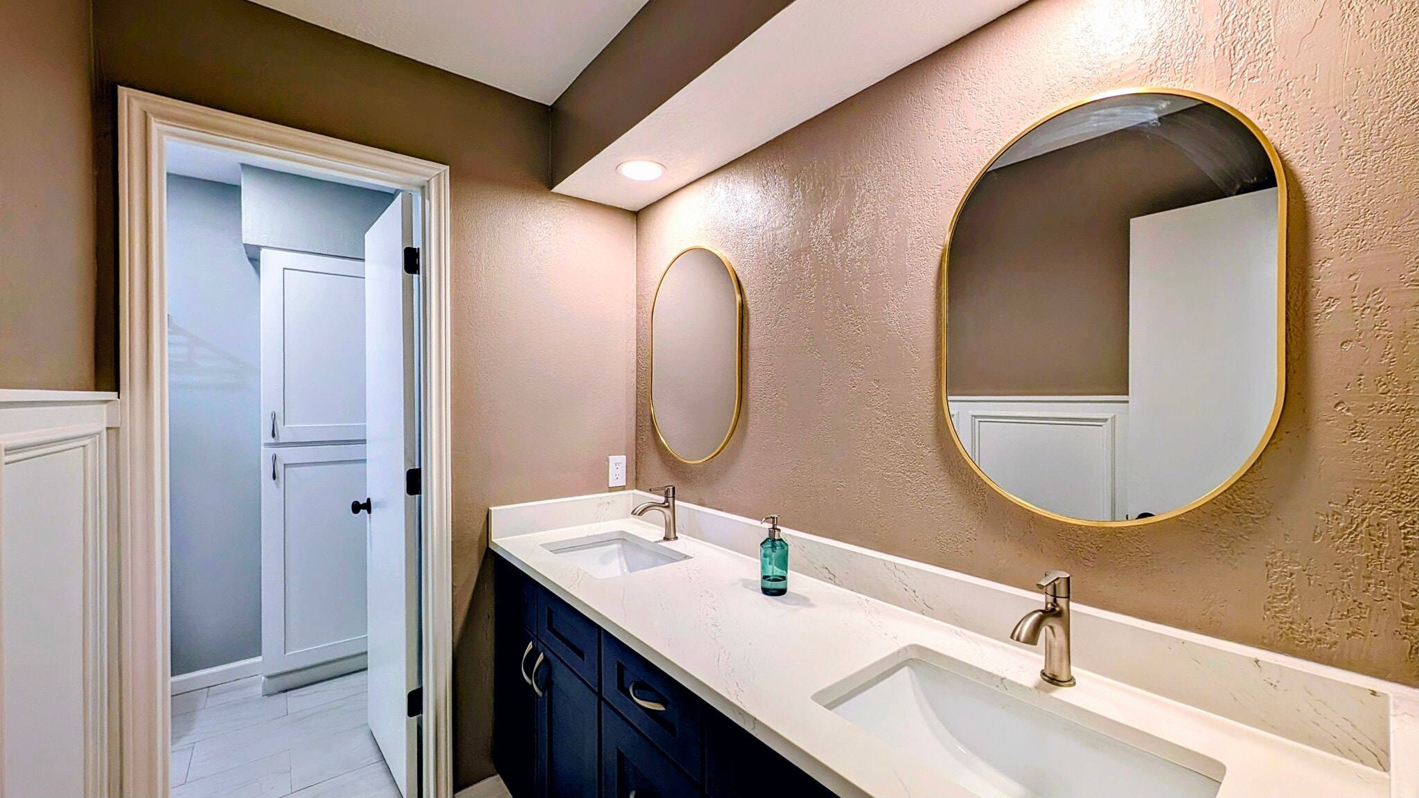 Upstairs Bathroom - 15707 Downford Dr