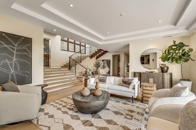 Building Photo - 8070 La Jolla Scenic Dr N
