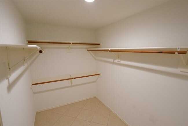 Building Photo - 15503 Clear Valley Dr