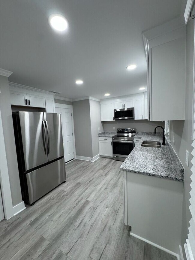 Building Photo - 2BR SFR with Updated Kitchen in Charlotte 28210