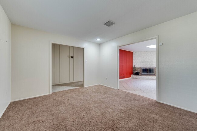 Building Photo - 6209 Glenhaven Dr