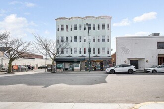 Building Photo - 50 1/2 Common St