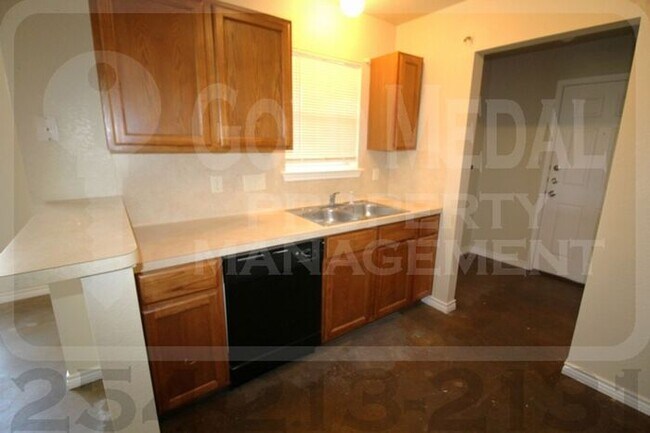 Building Photo - 4008 Cambridge Dr