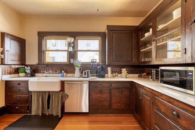 Building Photo - 2034 NE Flanders St