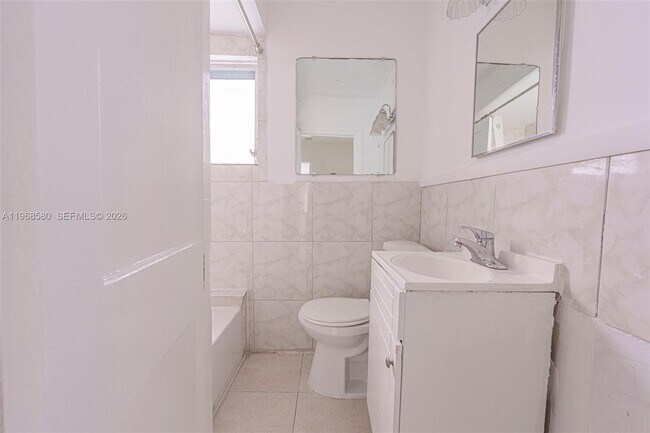 Building Photo - 528 SW 21st Ave