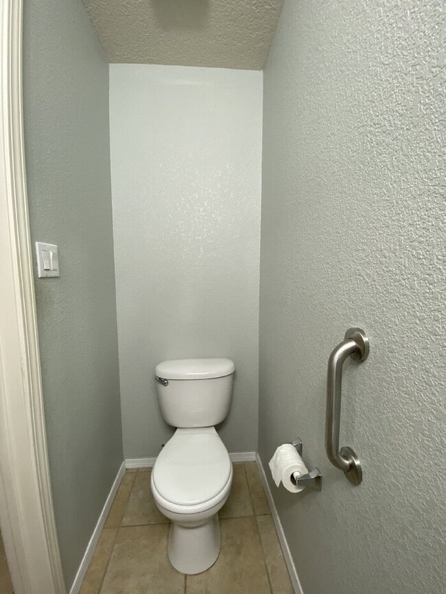 Building Photo - Large 5BR/2Story w/Balcony - Northern Meadows