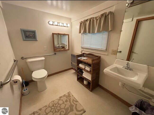 Building Photo - 855 E Front St