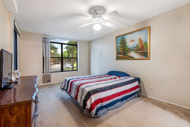 Building Photo - 3680 Inverrary Dr