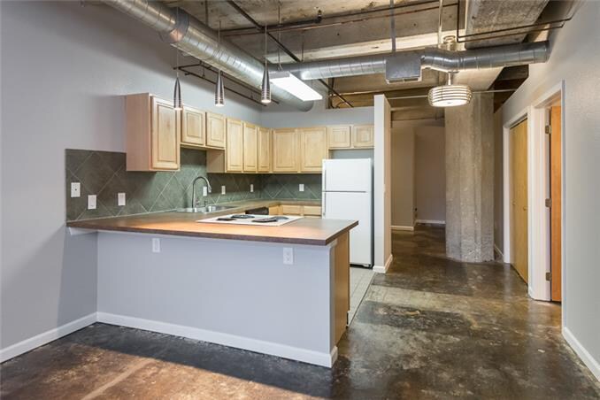 Building Photo - 321 W 7th St