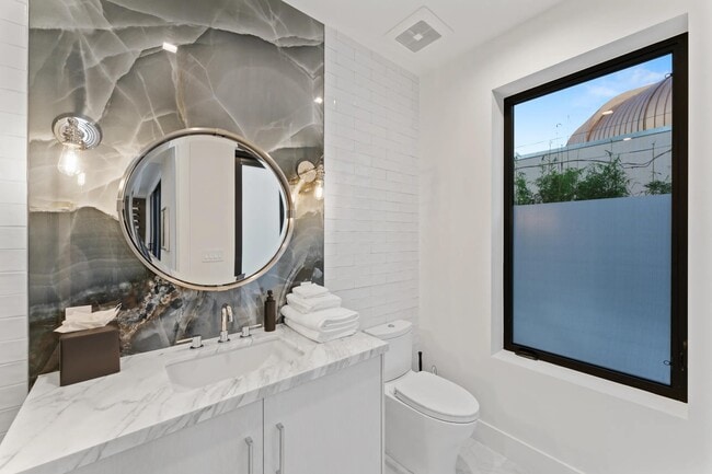 Building Photo - 214 28th St