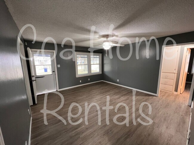 Building Photo - North East Side Home