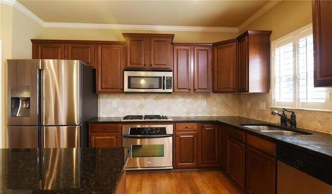Building Photo - A stunning 5-bedroom, 4-bathroom home in B...