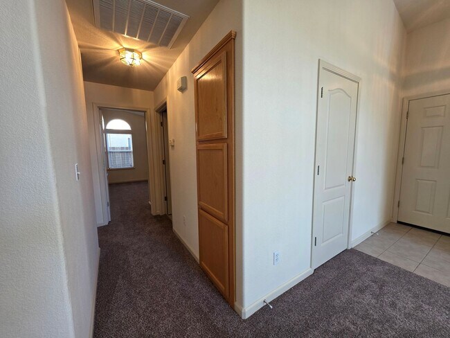 Building Photo - Single story home near CSU Stanislaus!